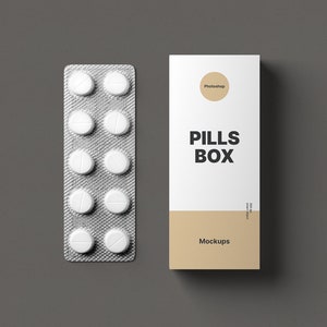 Puede incluir: Maqueta de una caja de pastillas y un blíster de pastillas blancas sobre una superficie gris. La caja de pastillas es blanca con las palabras "PILLS BOX" en negrita negra. El blíster contiene ocho pastillas.