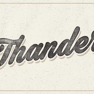 Puede incluir: Un gráfico de estilo vintage con la palabra "Thunder" en una fuente negra estilizada con un contorno blanco. El fondo es beige claro con un patrón texturizado sutil.