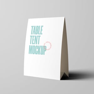 Puede incluir: Maqueta de cartel de mesa blanco con el texto "TABLE TENT MOCKUP" en azul claro.