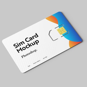 以下が含まれることがあります： 青とオレンジのデザインが施された白いSIMカードのモックアップ。カードには「Sim Card Mockup」と「Photoshop.」の文字が印刷されています。