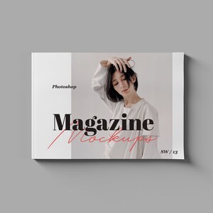 Könnte beinhalten: Ein weißes Magazin-Mockup mit dem Text "Photoshop Magazine Mockups" und "SW/13" in Rot. Das Magazin zeigt ein Foto einer Frau mit kurzen schwarzen Haaren, die ein weißes Hemd trägt.