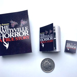 Livro em miniatura do terror de Amityville. | Texto e imagens reais | Escala 1/4, 1/6 ou 1/12 | Diorama | Casa de Bonecas Miniaturas Halloween