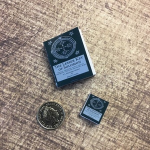 Livre miniature | La Clé mineure de Salomon | Texte réel et images | Grimoire | Maisons de poupées miniatures