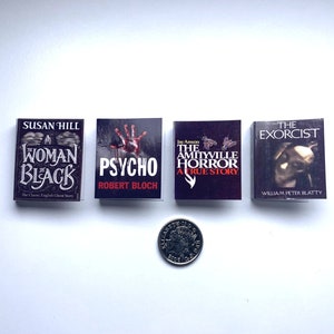 4 livros de terror em miniatura de casas de bonecas | Mini conjunto de terror | Contém texto real | Escala 1/4, 1/6 ou 1/12 | Diorama | Miniaturas de casas de bonecas