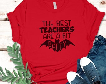Könnte beinhalten: Rotes T-Shirt mit schwarzem Text, der "The Best Teachers Are A Bit Batty" lautet, und einer schwarzen Fledermausgrafik.