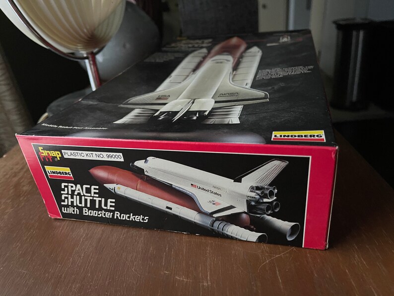 Lindberg Snap-Fit Space Shuttle Discovery with Booster Rockets Model Kit 99000