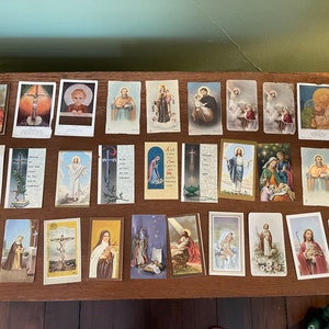Hermoso lote de más de 55 tarjetas sagradas religiosas antiguas y vintage coleccionables y panfletos de oración