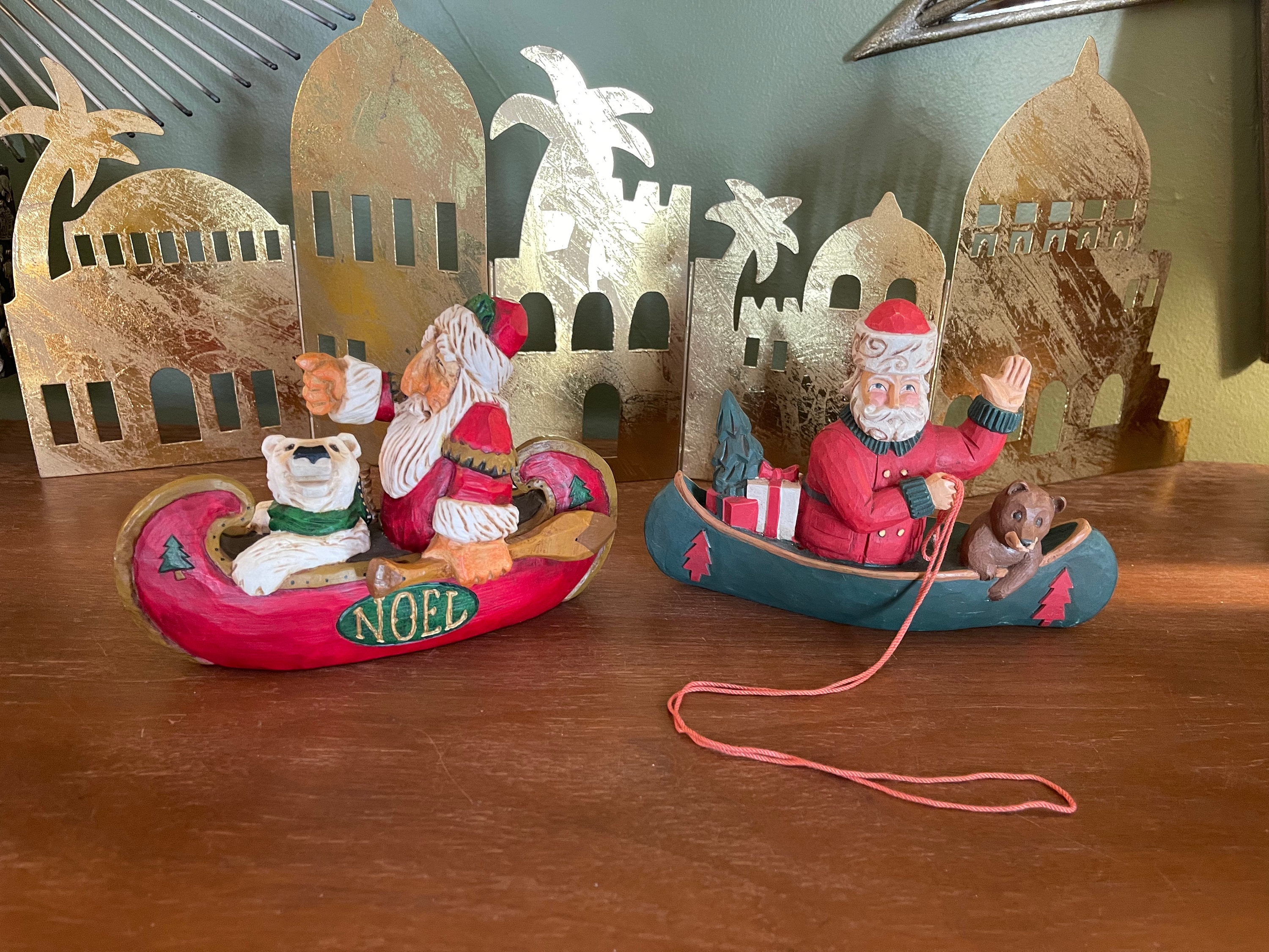 David Frykman e Midwest Cannon Falls Babbo Natale in canoa che pesca con il lotto di statuette natalizie dell'orso polare