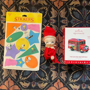Lo spettacolo dei Muppets dell&#39;autobus del caos elettrico. Lotto di ornamenti natalizi magici di Keepsake