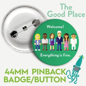 Puede incluir: Una insignia o botón de 44 mm de color verde con una imagen pixelada de los personajes de la serie de televisión "The Good Place". El texto "Welcome!" y "Everything is fine." está impreso en la insignia.