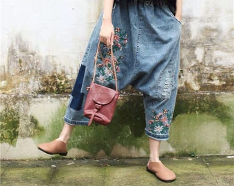 Women Embroidery Flower Drop Crotch Pants Baggy Harem Pants Retro Denim Pants Elastic Waist Pants with Pocket Casual Ladies Jeans Trouser