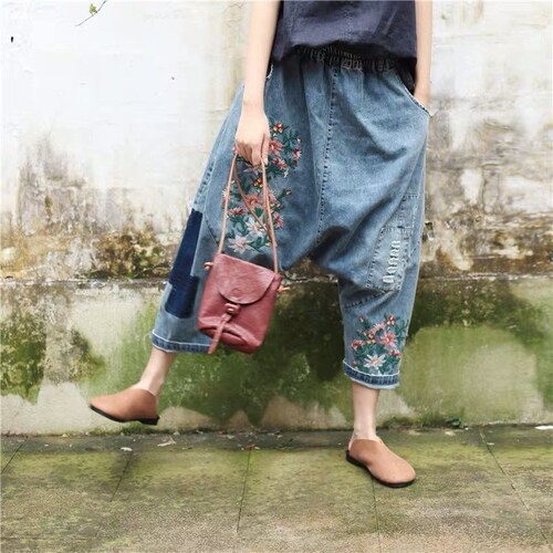 Women Embroidery Flower Drop Crotch Pants Baggy Harem Pants Retro Denim Pants Elastic Waist Pants with Pocket Casual Ladies Jeans Trouser
