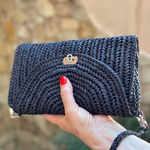 クロシェ編みのラフィアバッグ、リストレットクラッチ、ストロークラッチ、ラフィアクロスボディバッグ、ラフィア財布、ラフィアハンドバッグ、エンベロープクラッチ、黒の小さなクロシェ編みバッグ