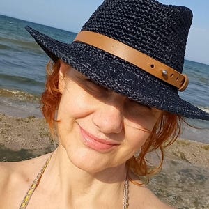 Raffia fedorahatt svart stråhatt för kvinnor Sommarhatt virkad raffiahatt Solhatt raffiahatt med bred brätte virkad solhatt Raffia fedorahatt