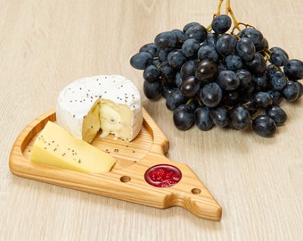 Assiette à fromage en bois. Plat de fromage de service écologique fait à la main. Style moderne