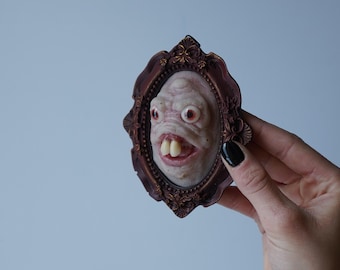 Grumple, monstre encadré, art étrange, œuvre d'art, créature, objet de collection, œuvre d'art en silicone, drôle, mignon, monstres encadrés