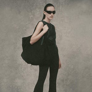 Bolso tote grande de lona negra – Bolso de trabajo minimalista con asas de cuero.
