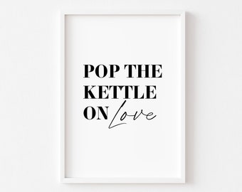 Peut inclure: Impression murale imprimable noir et blanc avec le texte "Pop the Kettle On Love" dans un cadre blanc.