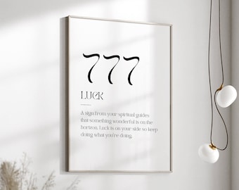 Könnte beinhalten: Ein Schwarzweißdruck mit der Zahl 777 und dem Wort "LUCK" in Kursivschrift. Der Text darunter lautet "Ein Zeichen deiner spirituellen Führer, dass etwas Wunderbares am Horizont ist. Glück ist auf deiner Seite, also mach weiter, was du tust."
