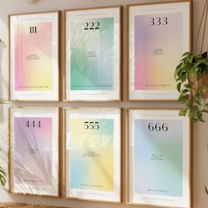 以下が含まれることがあります： パステルカラーのグラデーション背景に数字とテキストがそれぞれ表示された、額装された6つのプリント。プリントは、マクラメの壁掛けと木製の棚がある壁に配置されています。鉢植えの植物とハンギングバスケットが、自然な雰囲気を加えています。