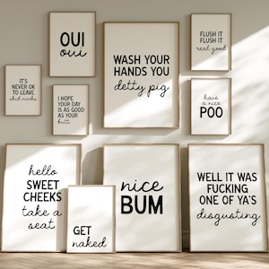 Puede incluir: Una colección de láminas artísticas enmarcadas con citas humorísticas sobre el tema del baño, en texto negro sobre fondo blanco. Las láminas incluyen frases como "Wash Your Hands You detty pig" y "Hello Sweet Cheeks take a seat."