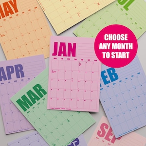 Può includere: Una collezione di calendari mensili colorati, ognuno con un nome di mese diverso in grassetto. I calendari sono in vari colori pastello, tra cui rosa, verde e blu. Un cerchio rosa con testo bianco recita "CHOOSE ANY MONTH TO START".