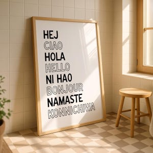 Op de afbeelding: Een witte keramische mok met een zwart handvat en de tekst "But First, Coffee" in een vetgedrukte, zwarte letter. De mok staat tegen een vage achtergrond, wat een gezellige setting suggereert.