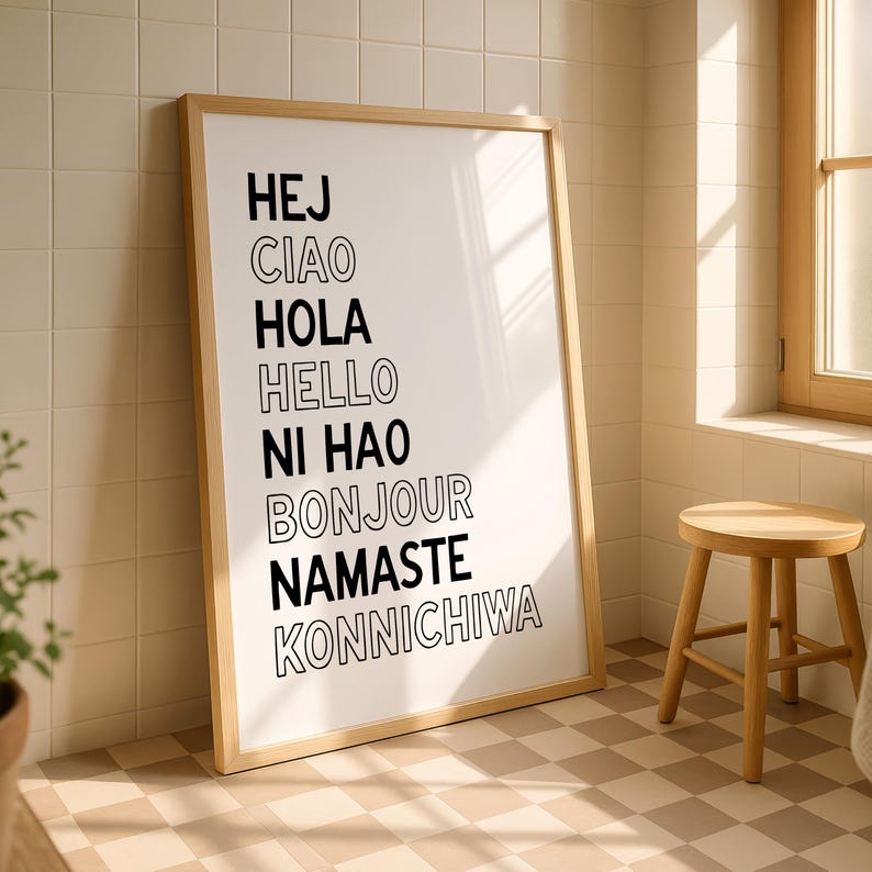 Op de afbeelding: Een witte keramische mok met een zwart handvat en de tekst "But First, Coffee" in een vetgedrukte, zwarte letter. De mok staat tegen een vage achtergrond, wat een gezellige setting suggereert.