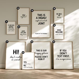 Op de afbeelding: Een verzameling ingelijste wandkunst met verschillende zwarte tekstcitaten op een witte achtergrond. De citaten bevatten zinnen als "You again?", "Be nice or leave" en "If you didn't text first, it's suspicious."