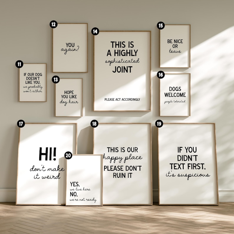 Op de afbeelding: Een verzameling ingelijste wandkunst met verschillende zwarte tekstcitaten op een witte achtergrond. De citaten bevatten zinnen als "You again?", "Be nice or leave" en "If you didn't text first, it's suspicious."