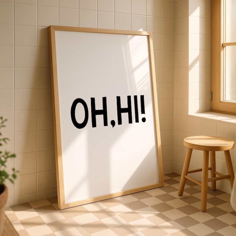 Op de afbeelding: Een witte keramische mok met een zwarte handgreep en de tekst "But First, Coffee" in een vetgedrukte, zwarte letter. De mok staat tegen een vage achtergrond, wat het strakke ontwerp benadrukt.