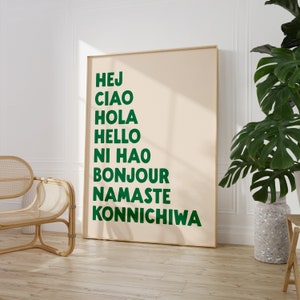 Peut inclure: Une affiche beige avec une police verte qui dit "Hej, Ciao, Hola, Hello, Ni Hao, Bonjour, Namaste, Konnichiwa".