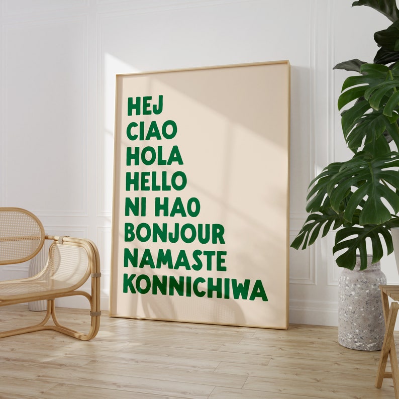 Peut inclure: Une affiche beige avec une police verte qui dit "Hej, Ciao, Hola, Hello, Ni Hao, Bonjour, Namaste, Konnichiwa".