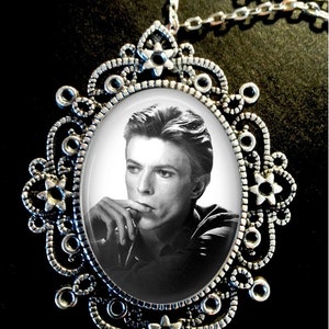 David Bowie CHANGES 1976 Silver Pendant Brooch Necklace Earrings LP Cover Musician Icon