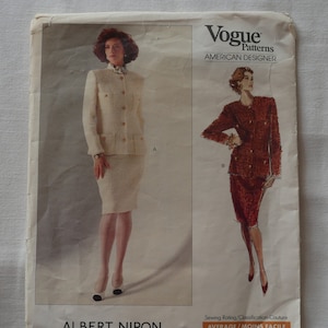 Op de afbeelding: Een vintage Vogue Patterns naaipatroon voor een rokpak ontworpen door Albert Nipon. Het patroon is voor maat 2410 en wordt als gemiddeld moeilijk beoordeeld.