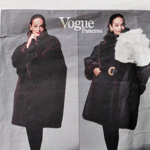 Puede incluir: Patrón de costura Vogue Patterns para un abrigo largo de piel negro con cuello de piel. El patrón es de Michael Kors, Vogue American Designer, y es para las tallas XS-S-M. El número del patrón es 1233.