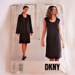 Pode incluir: Um padrão de costura para um vestido sem mangas e uma jaqueta com capuz. O padrão é da DKNY, Vogue American Designer. O número do padrão é 2334 e o tamanho é 10.