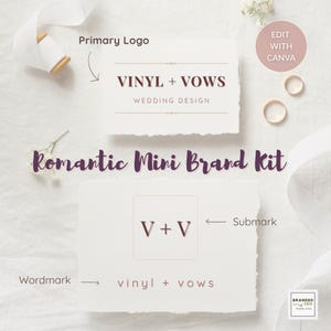 Op de afbeelding: Een branding kit voor bruiloften met de tekst "VINYL + VOWS WEDDING DESIGN" en "Romantic Mini Brand Kit". De kit bevat een primair logo, woordmerk en submerk. Het ontwerp staat op wit papier met een lint en twee ringen.