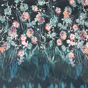Pode incluir: Um tecido azul-petr&oacute;leo escuro com uma estampa floral com flores rosa, brancas e verdes. O tecido tem um efeito degrad&ecirc; sutil com um azul-petr&oacute;leo mais escuro na parte inferior.