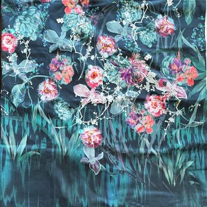 Pode incluir: Um tecido azul escuro com uma estampa floral com flores rosa, brancas e verdes. O tecido tem um aspecto texturizado e tecido.