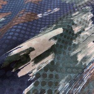 Tessuto jacquard e stampato in seta leggera, tessuto di seta fine per camicette, seta larga, morbido tessuto di design NY setoso, jacquard a pois, stampa moderna audace