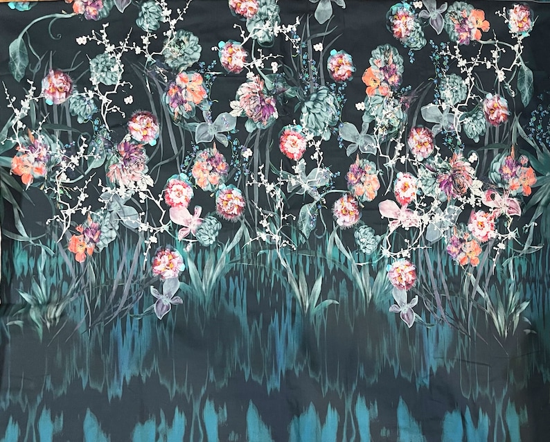Pode incluir: Um tecido azul-petr&oacute;leo escuro com uma estampa floral com flores rosa, brancas e verdes. O tecido tem um efeito degrad&ecirc; sutil com um azul-petr&oacute;leo mais escuro na parte inferior.
