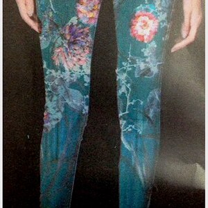 Pode incluir: Cal&ccedil;as de ganga skinny azul-petr&oacute;leo com estampa floral com flores brancas, cor-de-rosa e roxas.