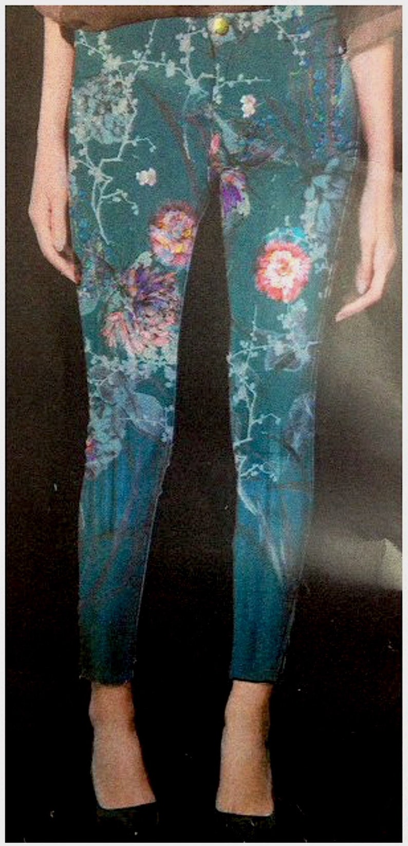 Pode incluir: Cal&ccedil;as de ganga skinny azul-petr&oacute;leo com estampa floral com flores brancas, cor-de-rosa e roxas.
