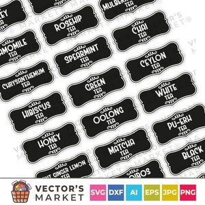 Puede incluir: Etiquetas de té negras y blancas con diferentes tipos de té escritos en ellas, como manzanilla, rosa mosqueta, hierbabuena, té verde, oolong, matcha, té blanco, pu-erh, té negro y ceilán.