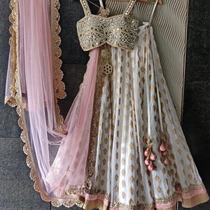 Lehenga Zari con efecto espejo: corpiño de seda rosa y dupatta festoneada
