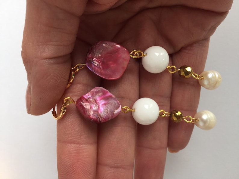 Summer three-wire bracelet and pendant earrings in natural stones high quality gold-coloured supply. pearls and mother of pearl