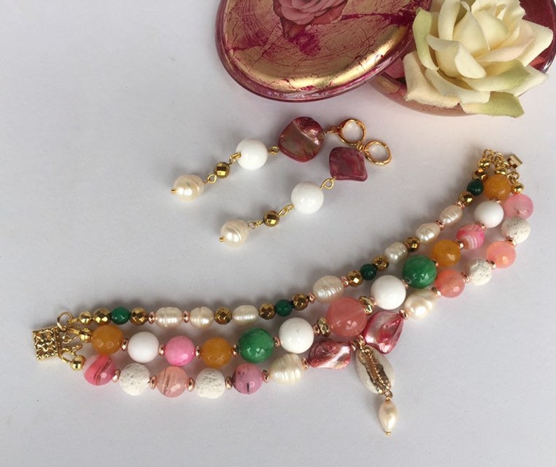 Summer three-wire bracelet and pendant earrings in natural stones high quality gold-coloured supply. pearls and mother of pearl