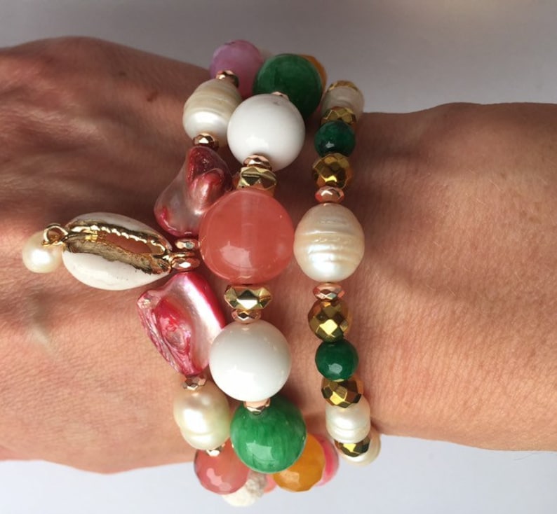 Summer three-wire bracelet and pendant earrings in natural stones high quality gold-coloured supply. pearls and mother of pearl