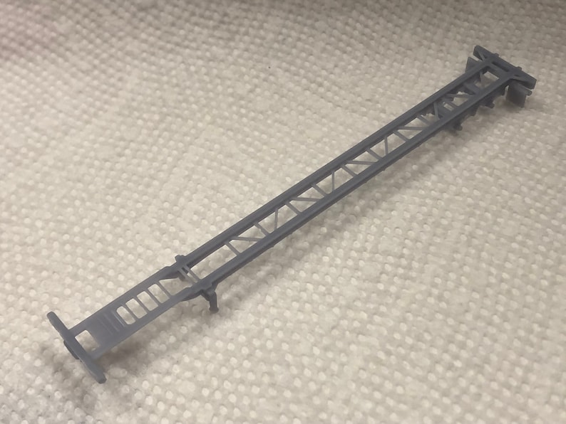 K&ouml;nnte beinhalten: Ein graues Plastikmodell einer Leiter mit detailliertem Design und mehreren Sprossen.